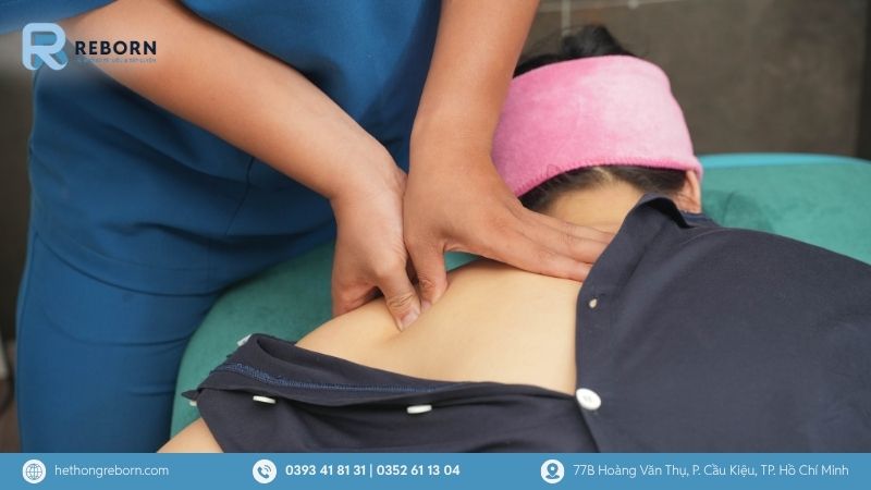 Chuyên gia dùng tay đưa các khớp xương, cơ về đúng vị trí, giúp giảm đau và khôi phục vận động